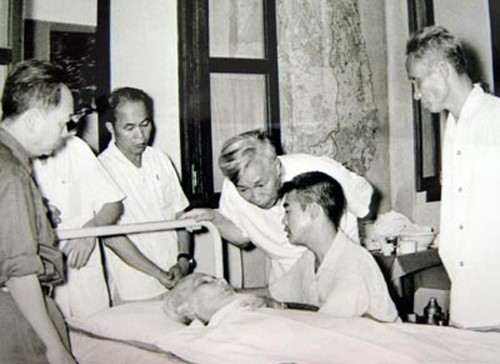 Lãnh đạo Đảng, Nhà nước thăm Chủ tịch Hồ Chí Minh năm 1969. Ảnh tư liệu